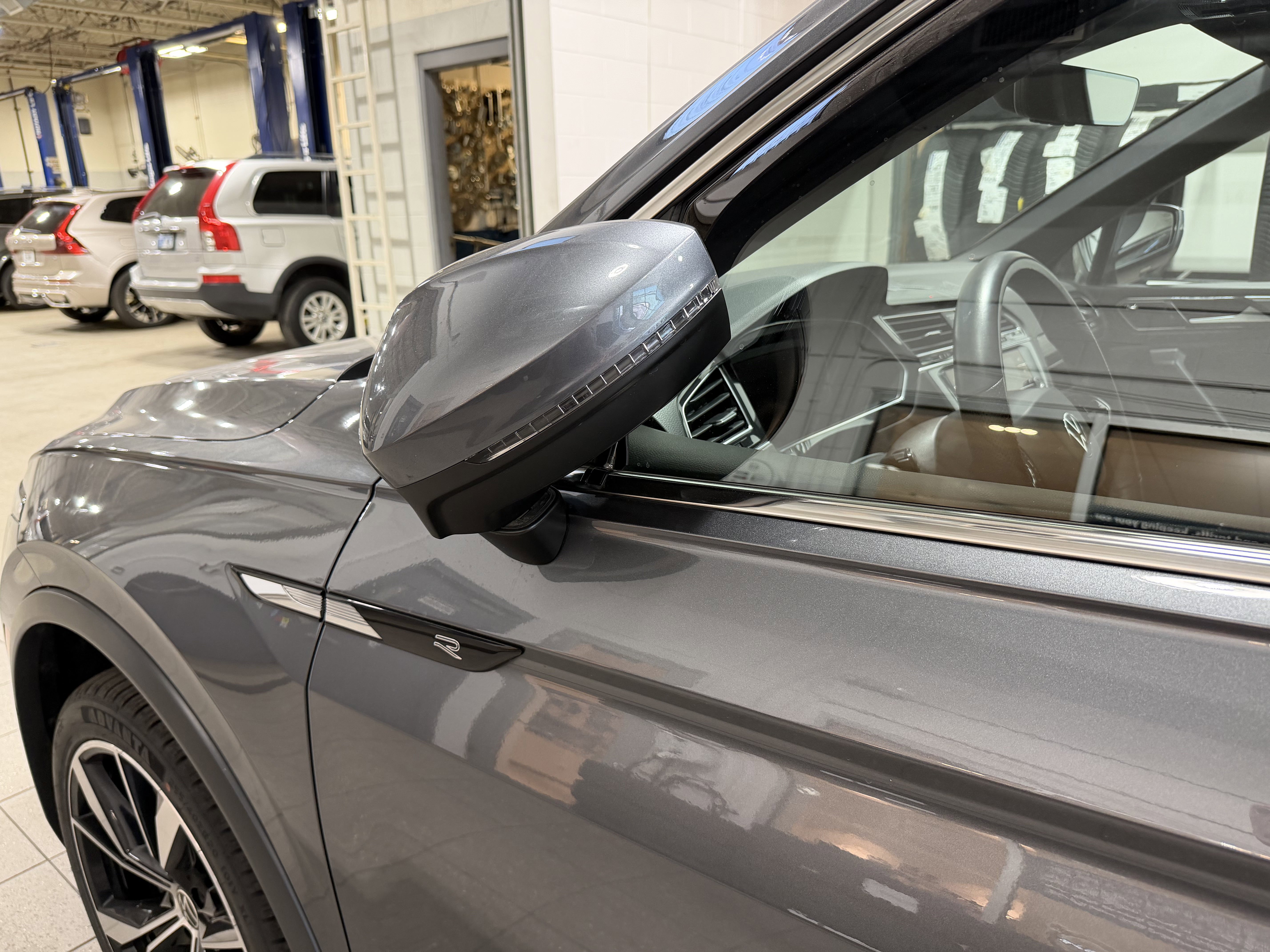 Used 2022 Volkswagen Tiguan SEL R-Line image 6