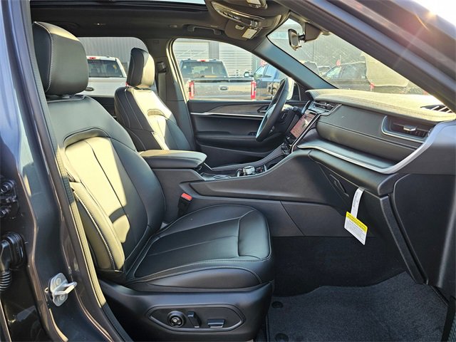 New 2025 Jeep Grand Cherokee L Limited w/ Black Appearance Package image 14