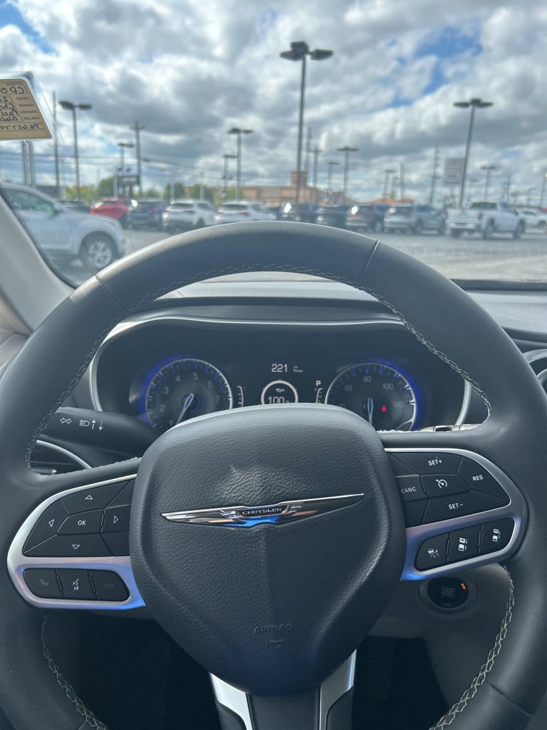 Used 2023 Chrysler Pacifica Touring-L FWD image 32