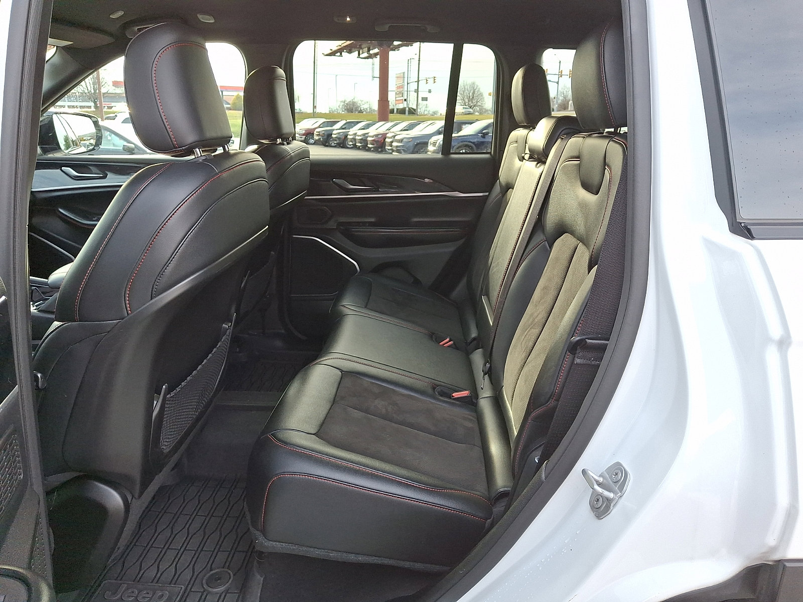 Used 2022 Jeep Grand Cherokee Trailhawk image 12