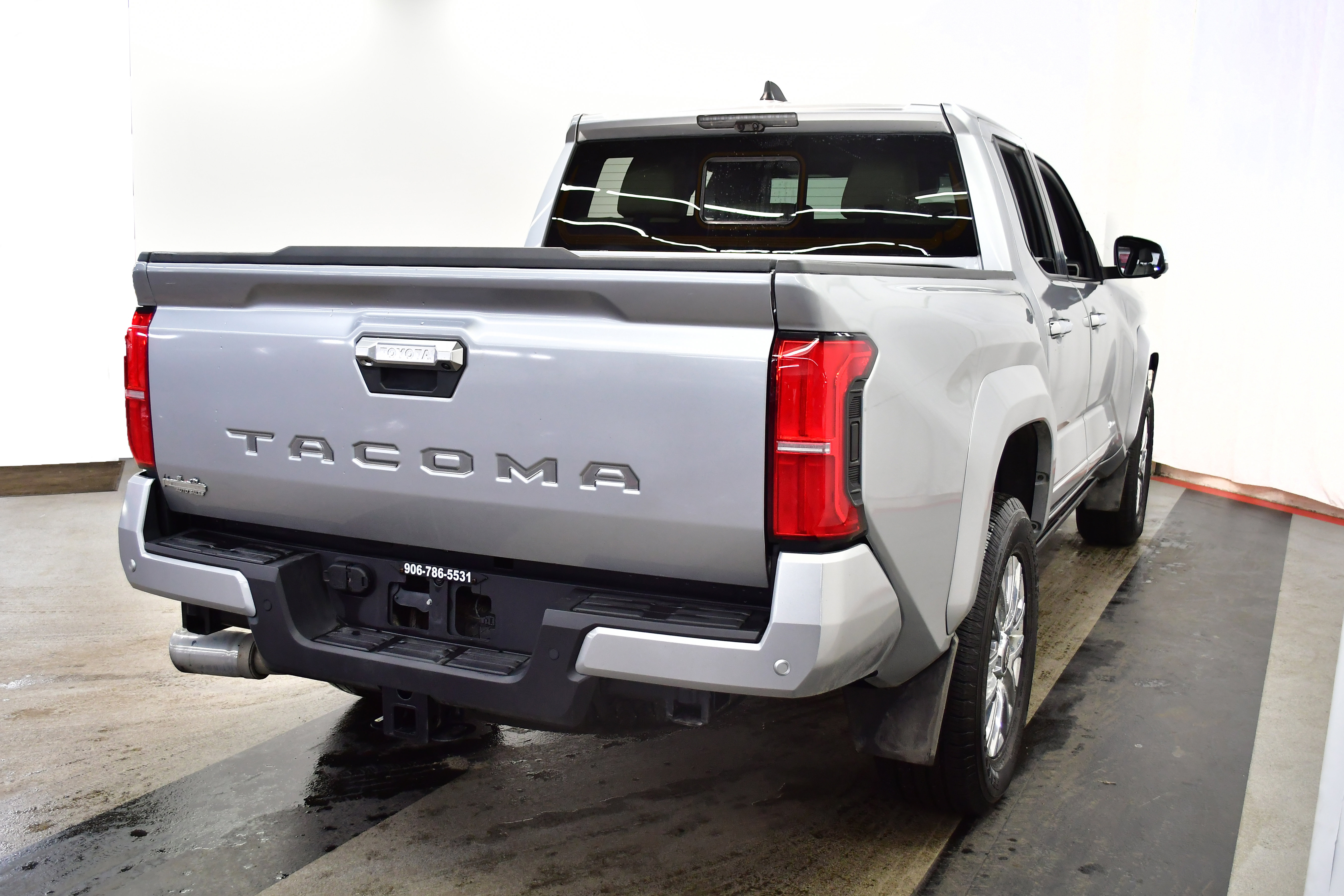 Used 2024 Toyota Tacoma Limited w/ Limited Package (LT) image 12