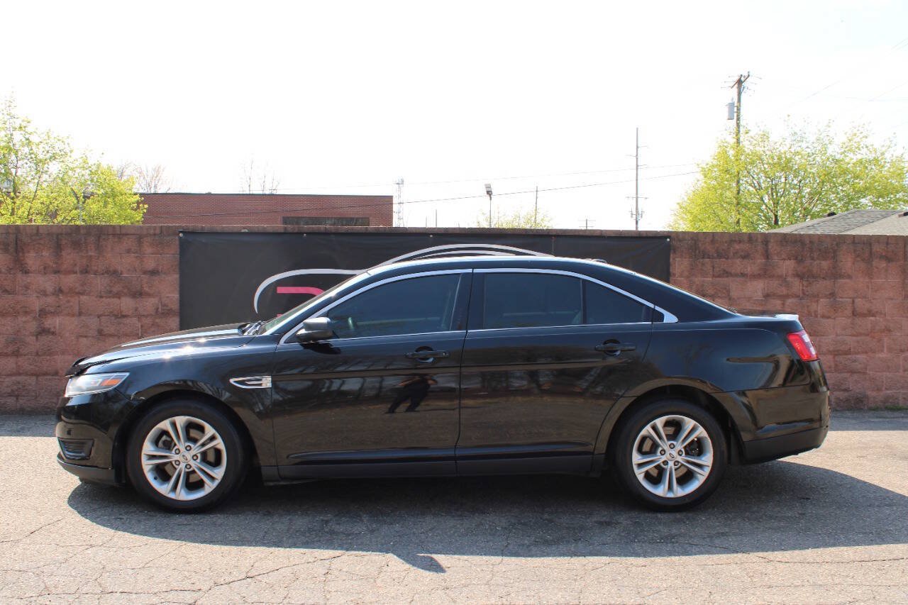 Used 2017 Ford Taurus SE FWD image 2