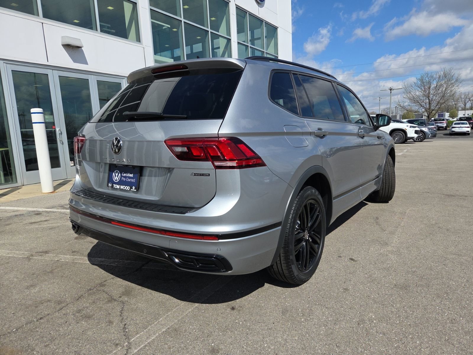 Certified 2022 Volkswagen Tiguan SE R-Line AWD/4WD image 10