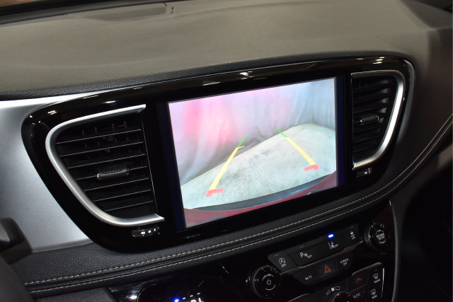 Certified 2025 Chrysler Pacifica Limited FWD image 12