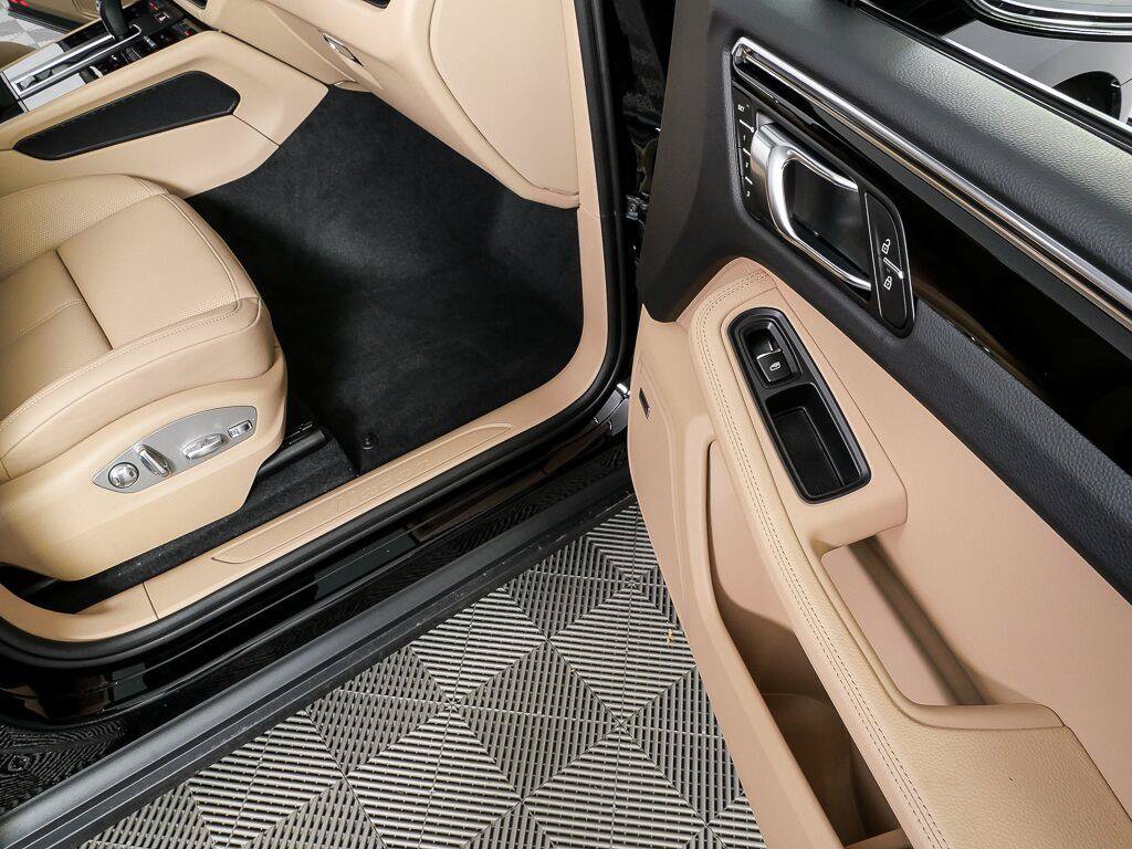 Certified 2026 Porsche Macan AWD/4WD image 25