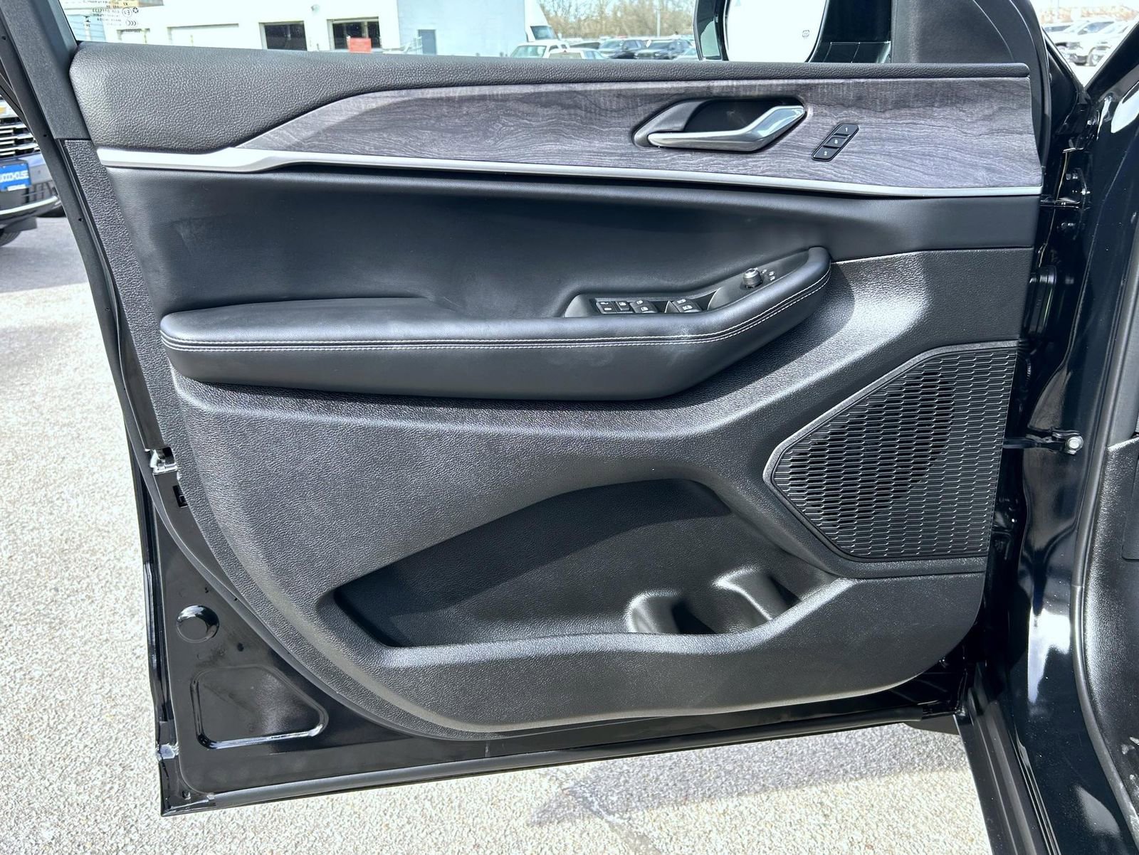 Used 2025 Jeep Grand Cherokee Limited image 9