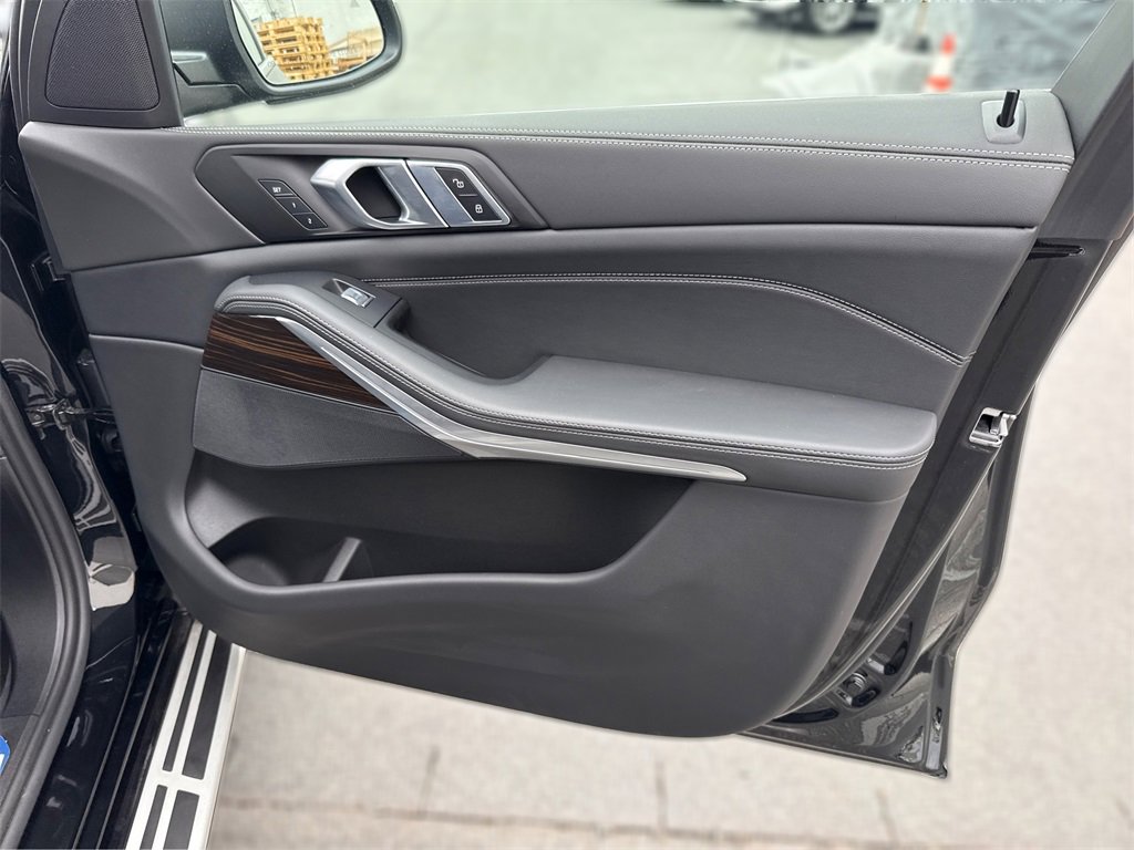Used 2025 BMW X7 xDrive40i w/ Parking Assistance Package image 27