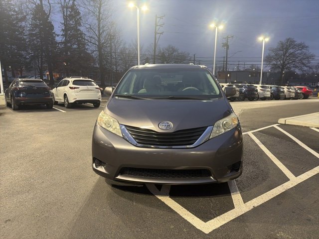 Used 2014 Toyota Sienna LE image 2