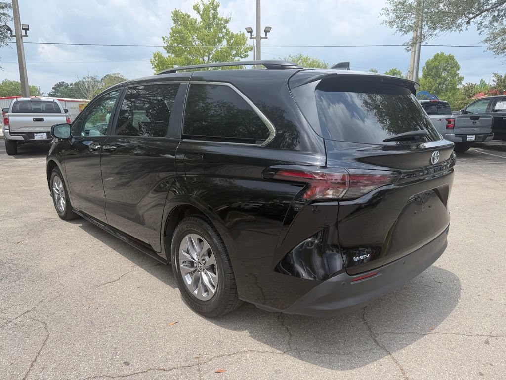 Used 2025 Toyota Sienna XLE FWD image 4