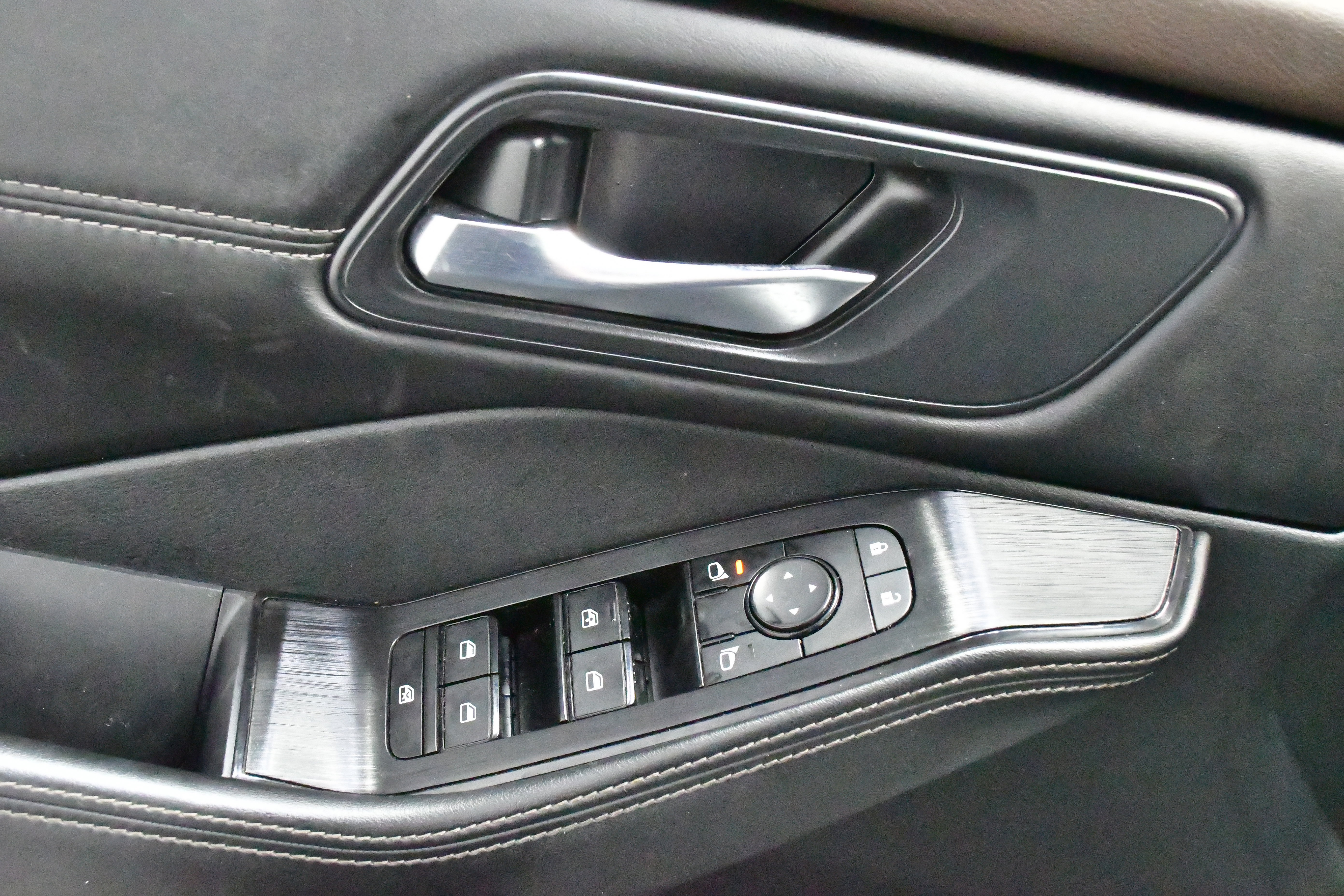 Used 2023 Nissan Rogue SV w/ SV Premium B Package image 34