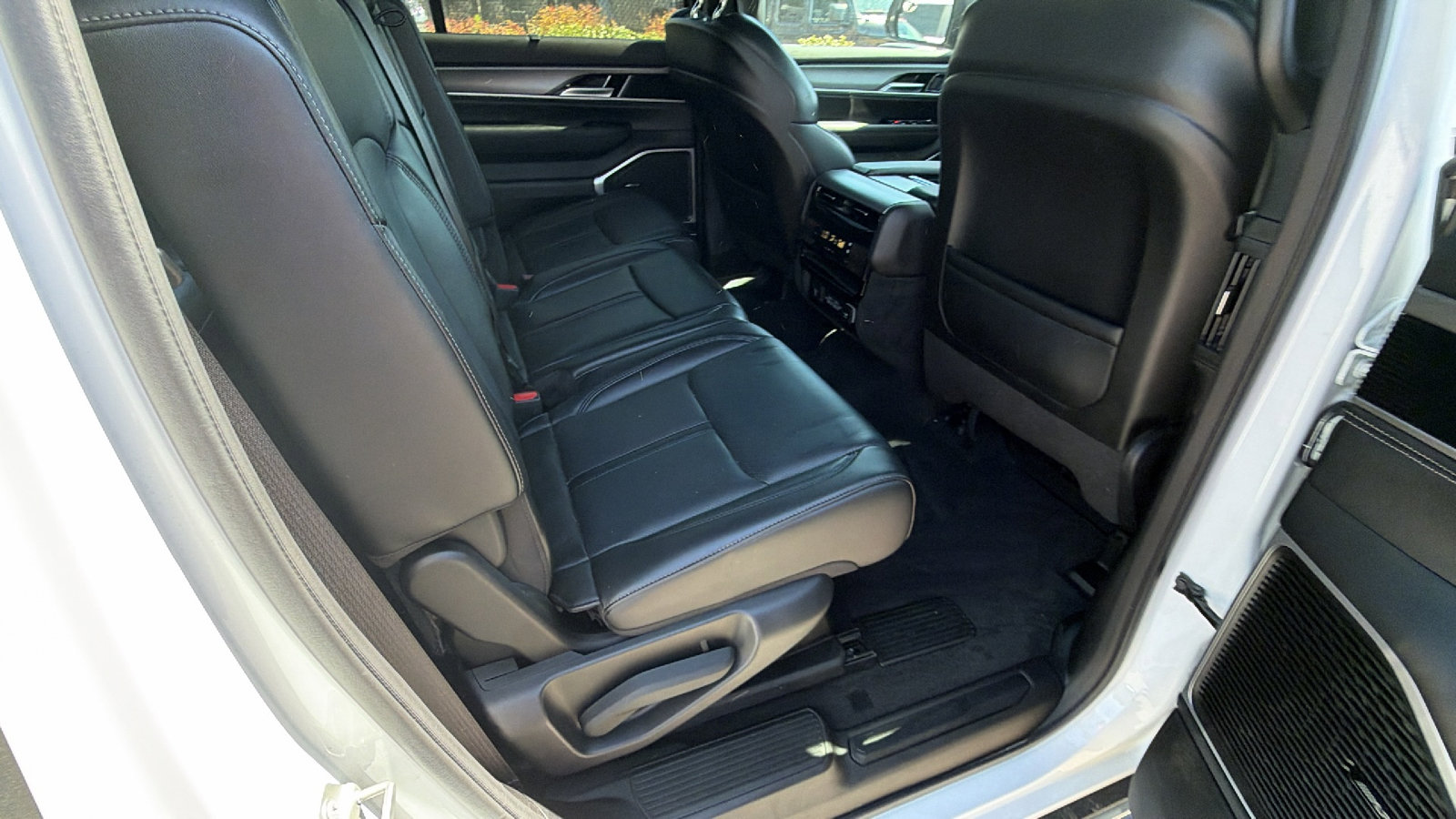 Certified 2025 Jeep Wagoneer 4WD w/ Convenience Group I image 21