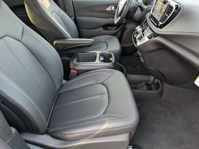 New 2026 Chrysler Pacifica Select image 30