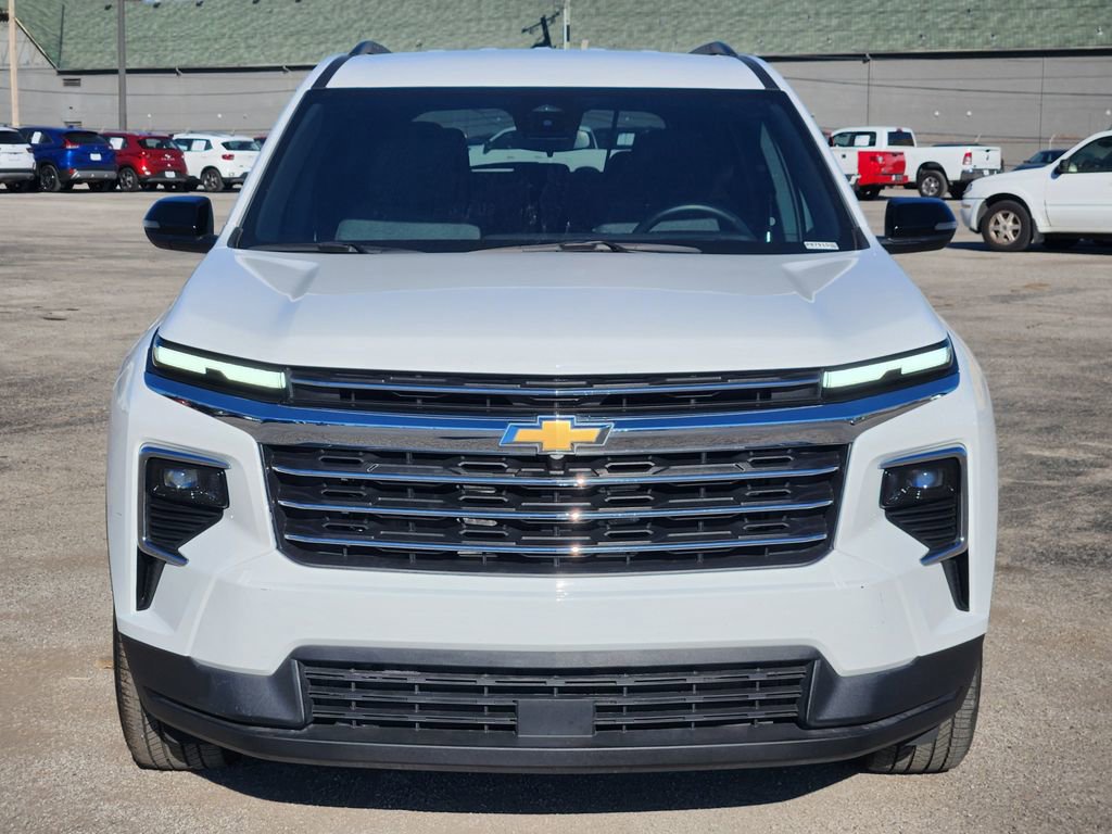 Used 2025 Chevrolet Traverse LT image 2