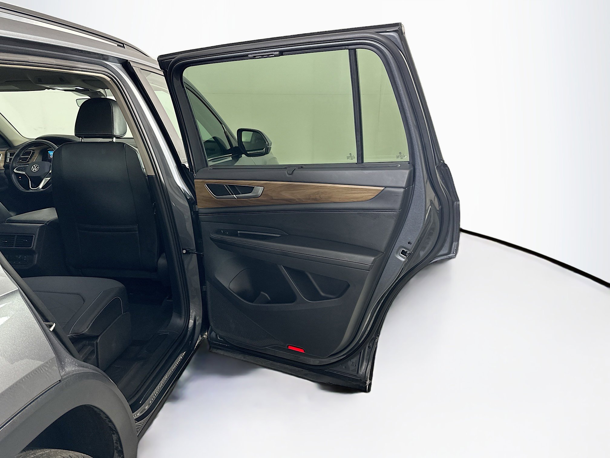 Used 2025 Volkswagen Atlas SE image 33