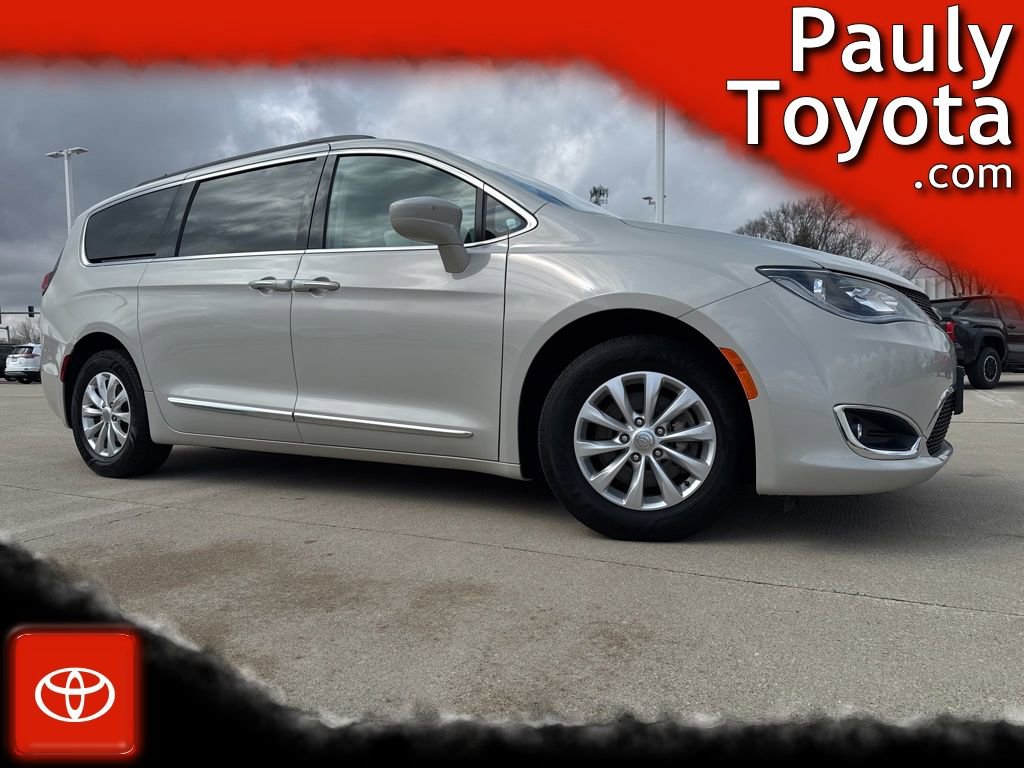 Used 2017 Chrysler Pacifica Touring-L image 1