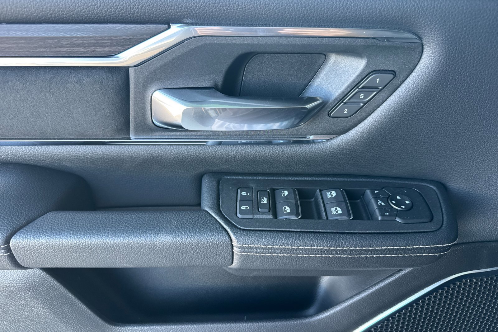 New 2026 RAM 1500 Laramie AWD/4WD image 10