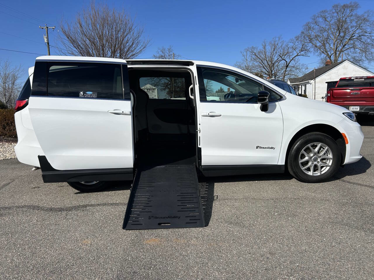 Used 2024 Chrysler Pacifica Touring-L image 4