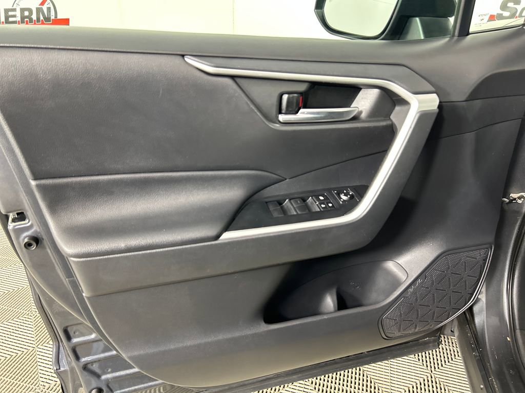 Used 2021 Toyota RAV4 XLE FWD image 11