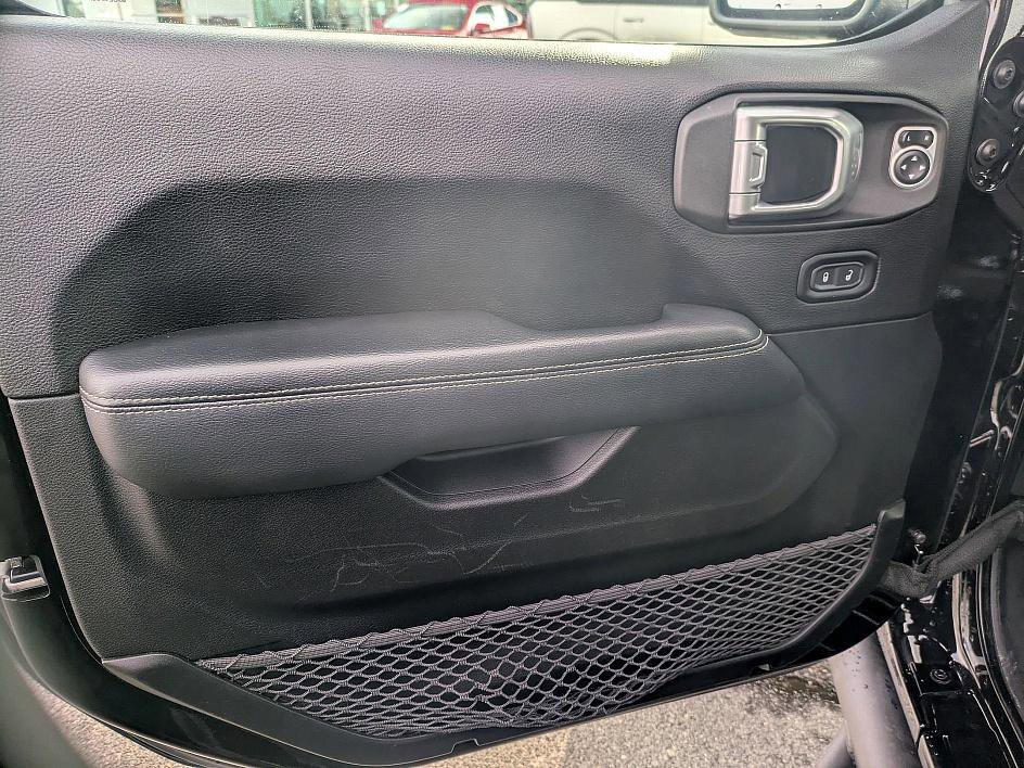 Used 2019 Jeep Wrangler Unlimited Sahara w/ Safety Group image 13