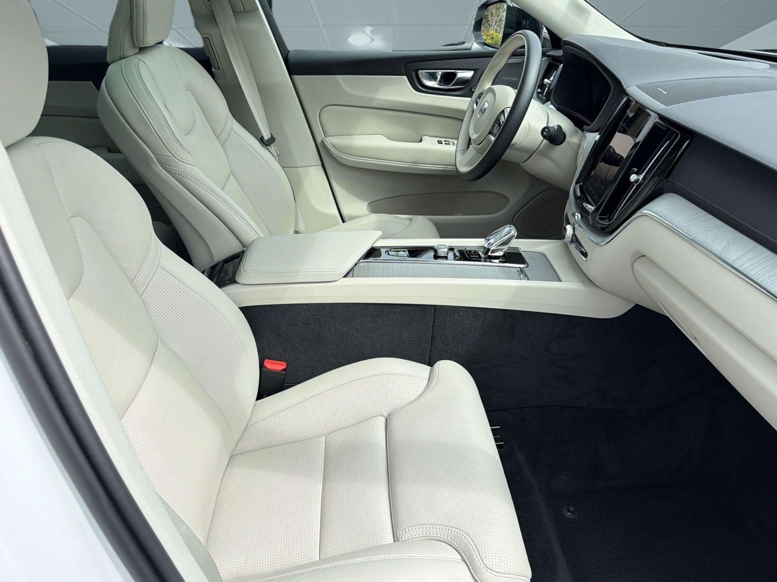 Certified 2024 Volvo XC60 B5 Ultimate image 30