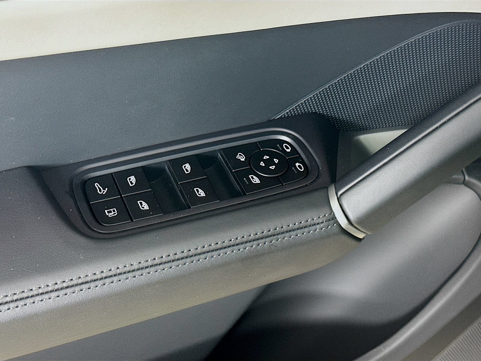 New 2026 Porsche Cayenne S AWD/4WD image 17