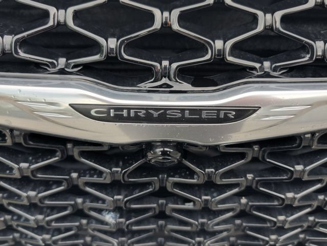 Used 2024 Chrysler Pacifica Touring-L FWD image 31