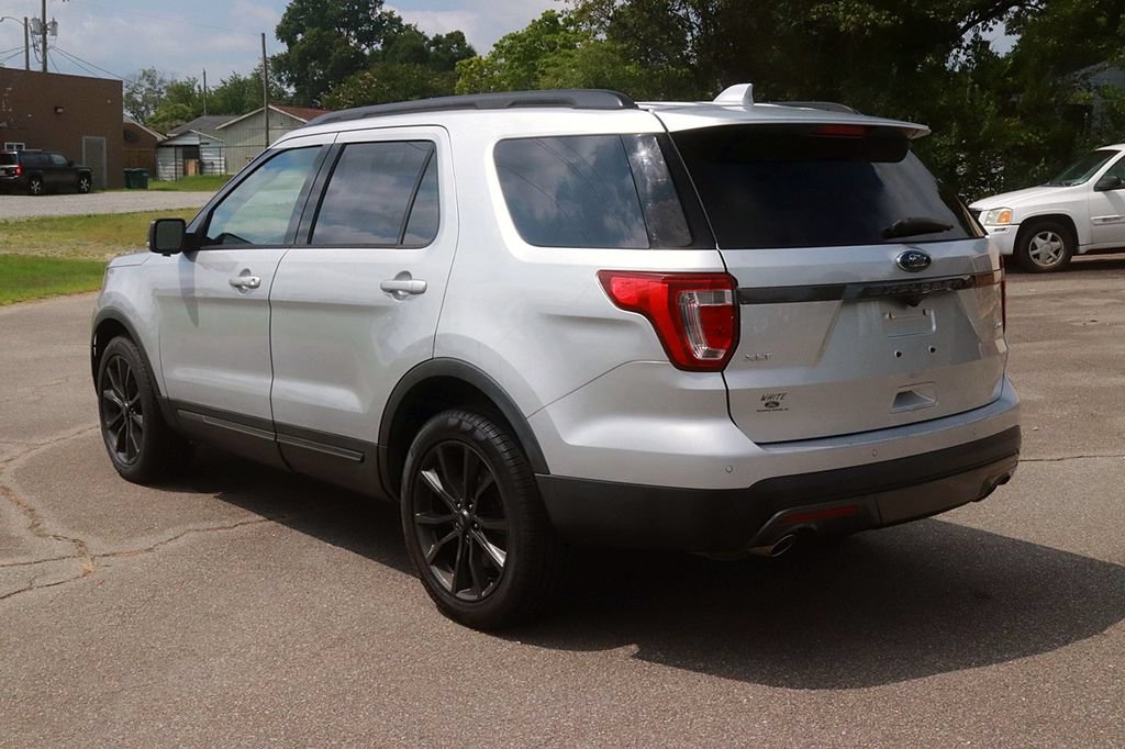 Used 2017 Ford Explorer XLT w/ Equipment Group 202A AWD/4WD image 5
