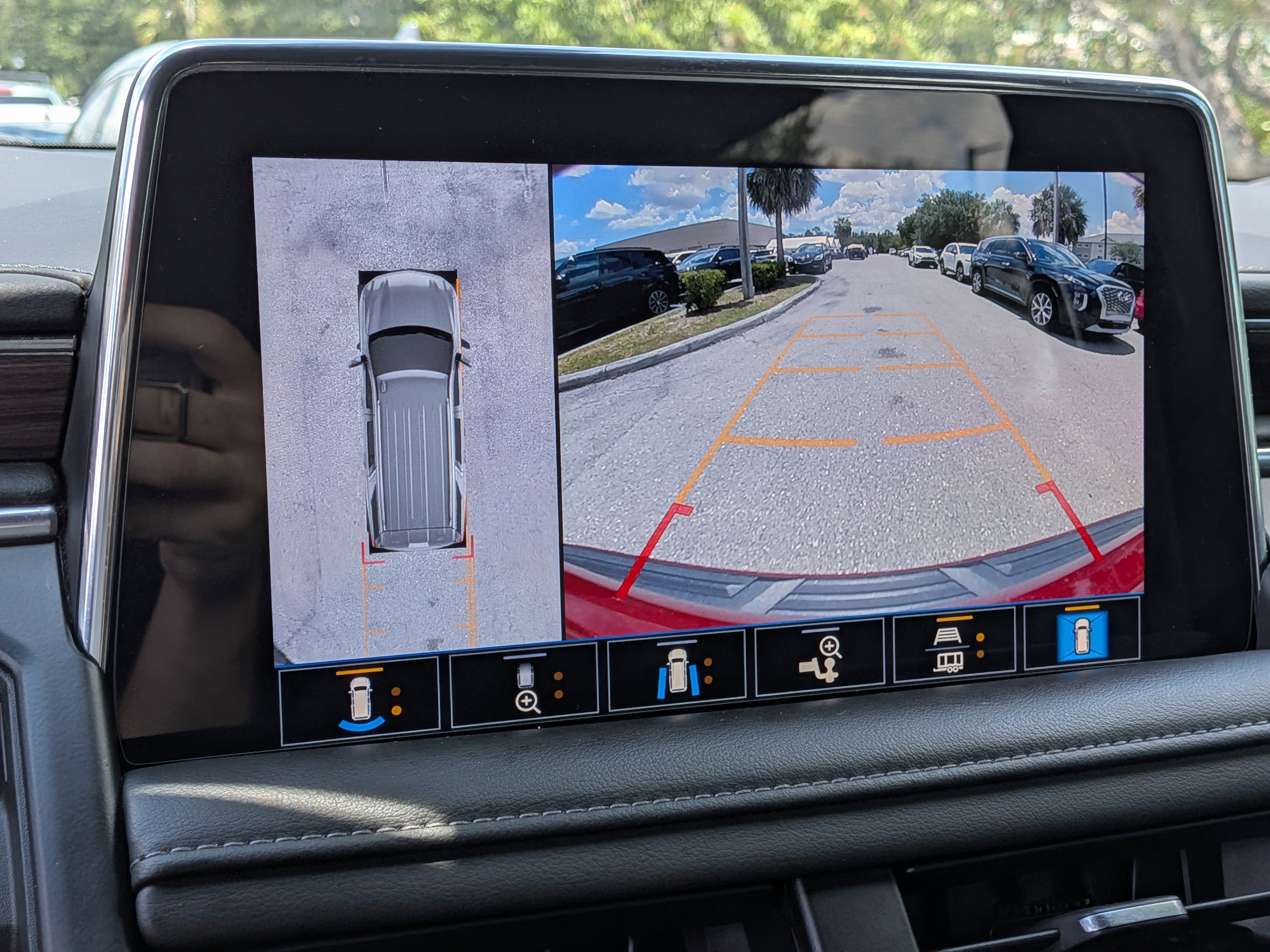 Used 2021 Chevrolet Suburban LT w/ Luxury Package RWD image 33