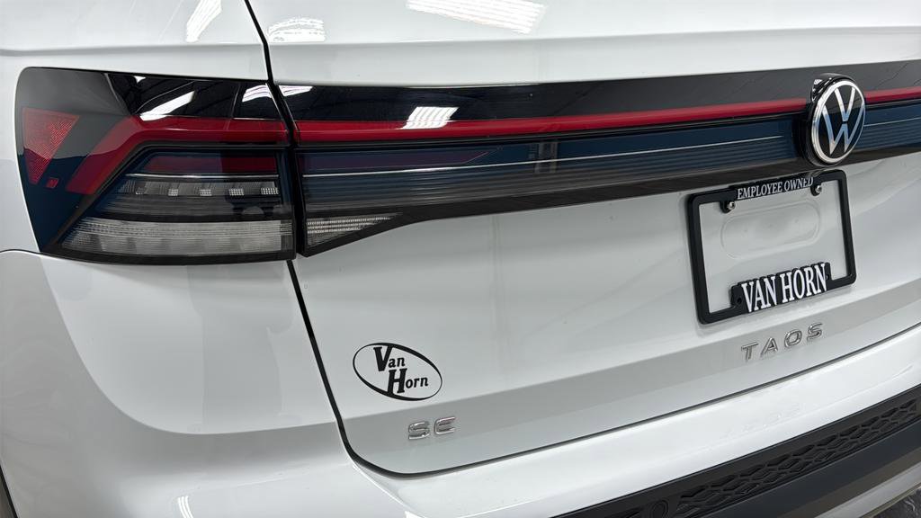 Used 2025 Volkswagen Taos SE w/ Panoramic Sunroof Package image 37