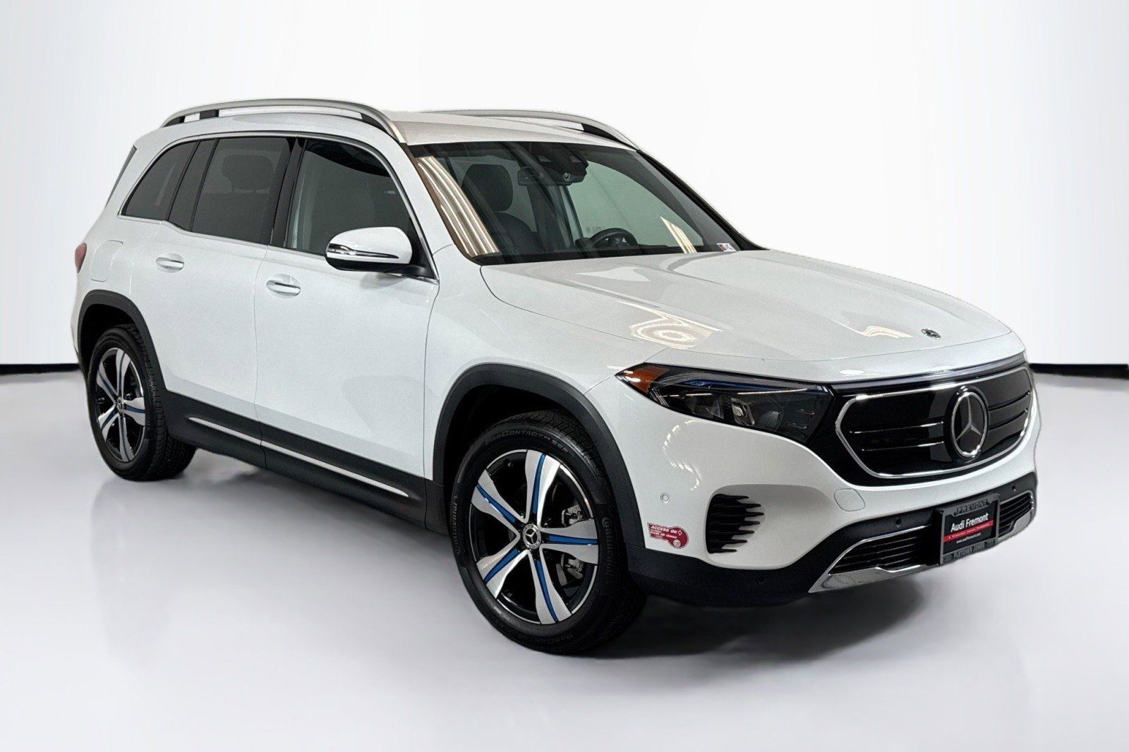 Used 2023 Mercedes-Benz EQB 300 4MATIC image 3