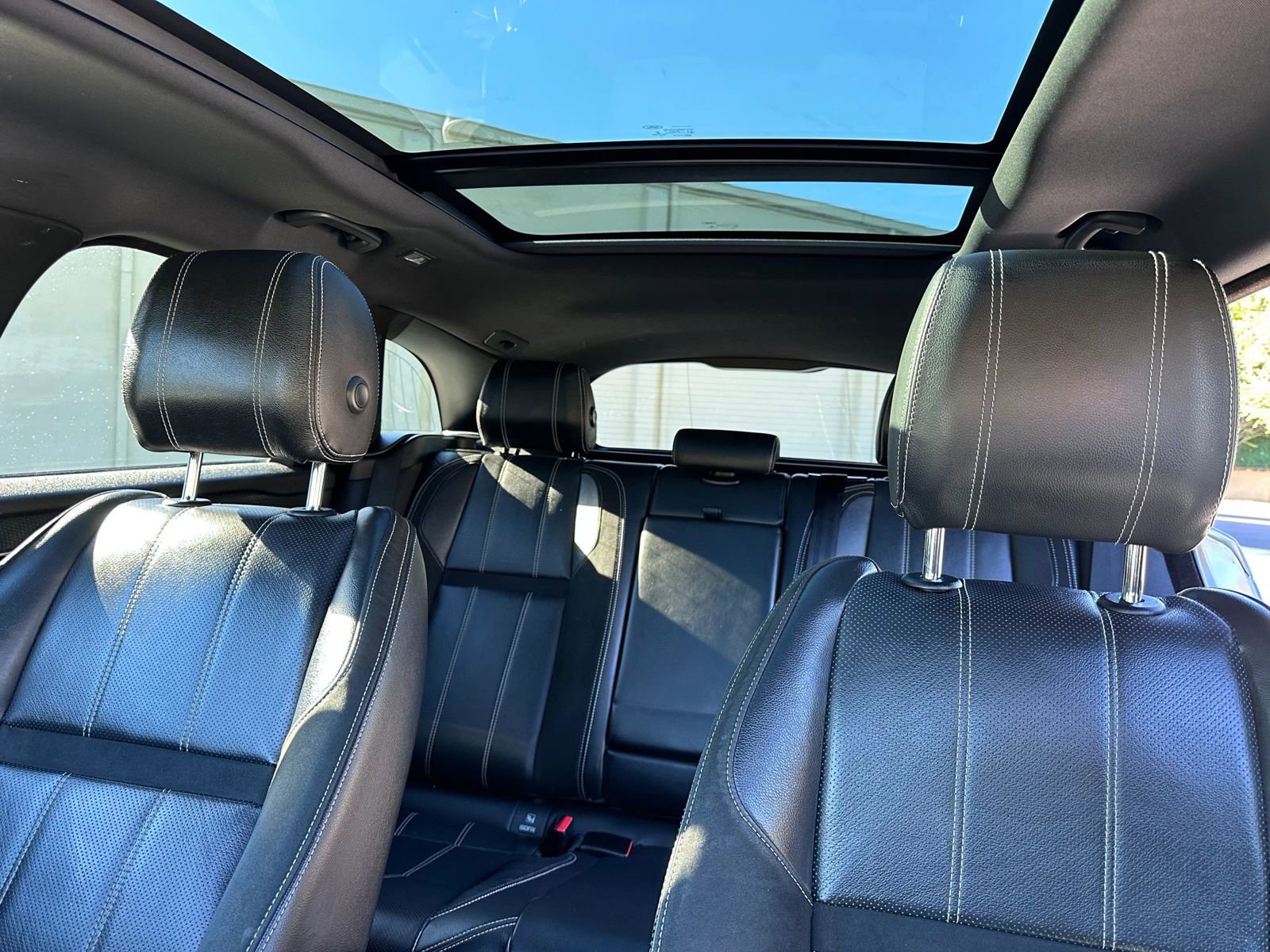 Used 2018 Land Rover Range Rover Velar R-Dynamic SE AWD/4WD image 11