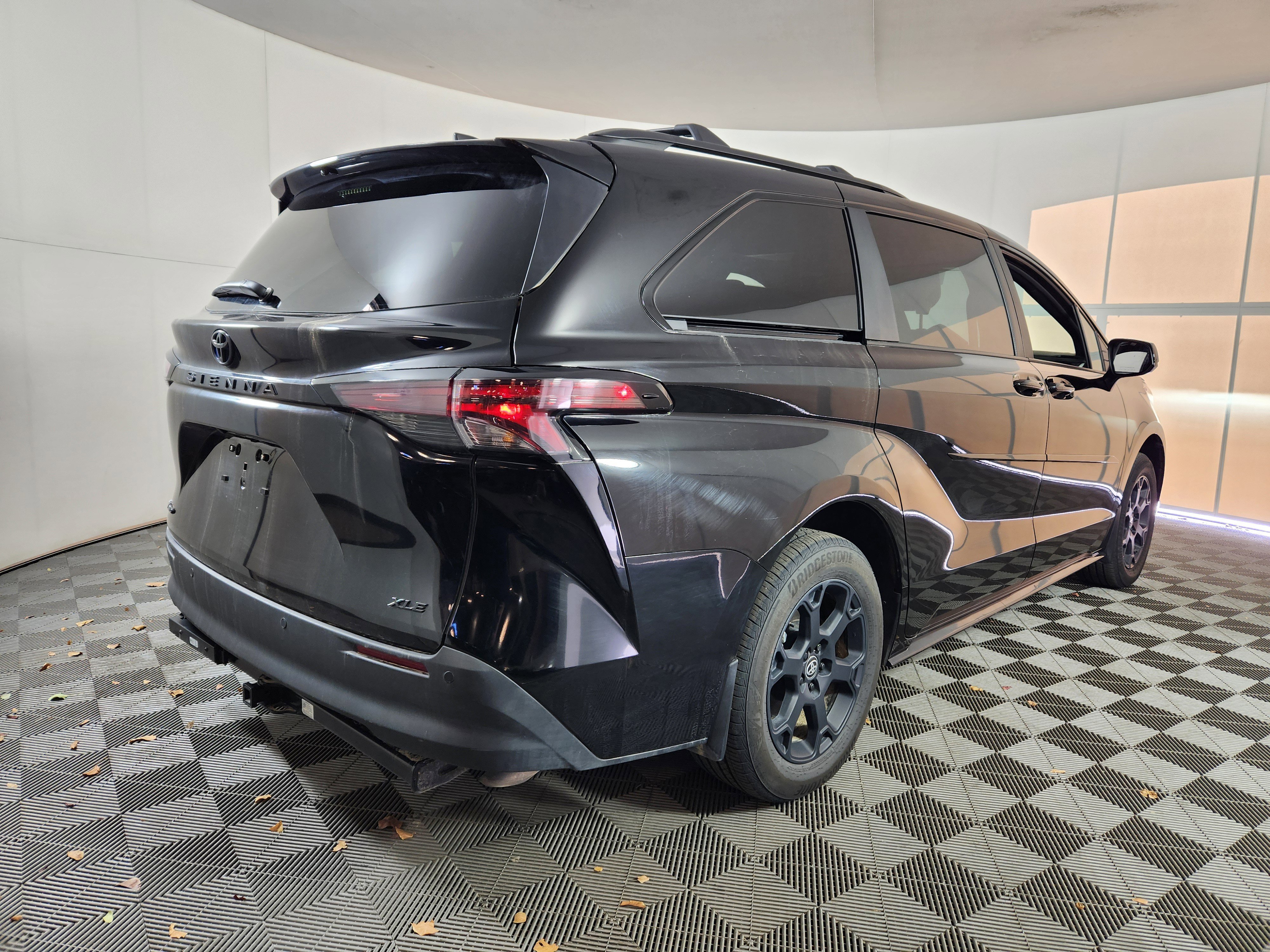 Used 2025 Toyota Sienna XLE Woodland Edition image 7