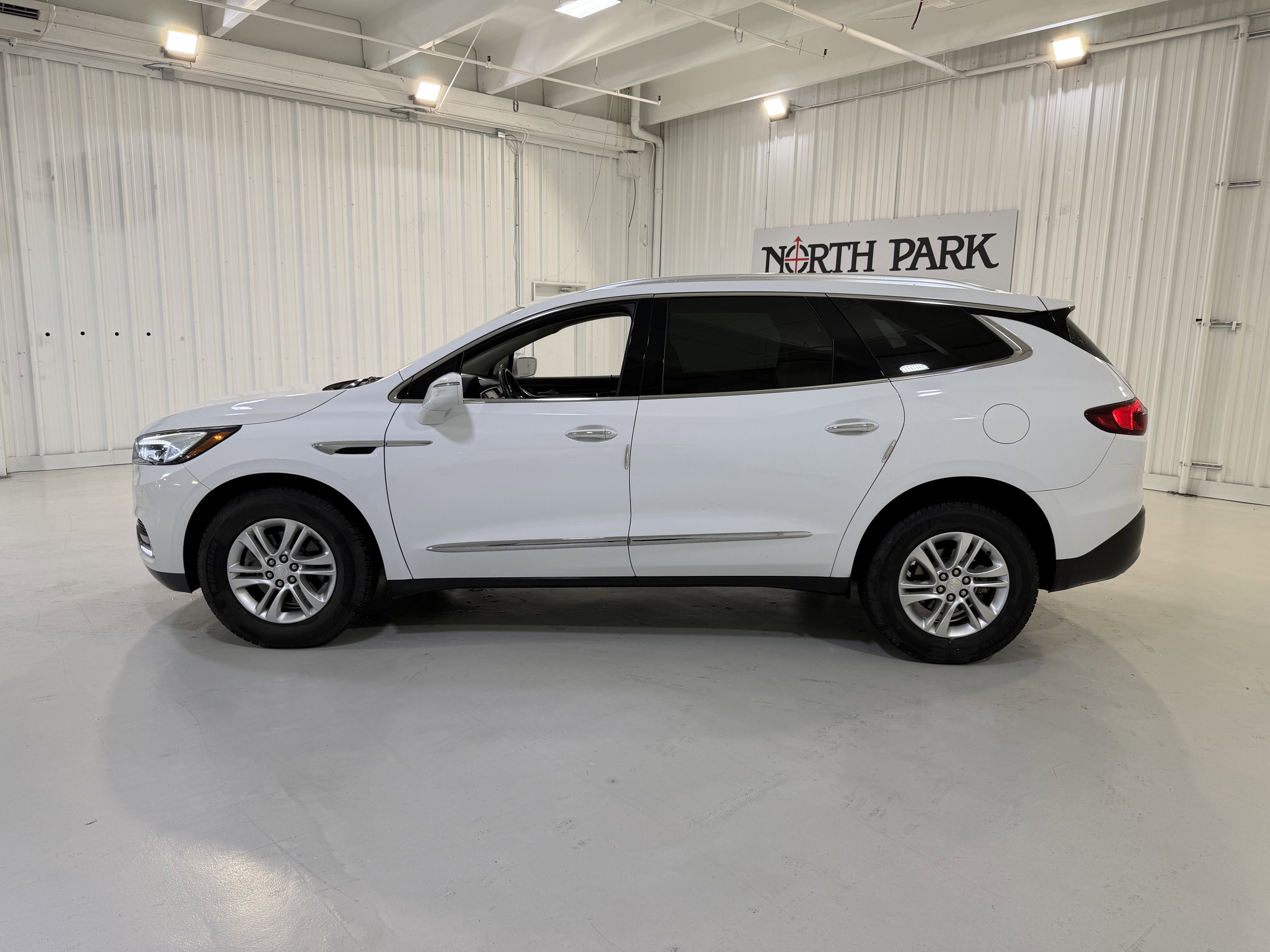 Used 2019 Buick Enclave Essence AWD/4WD image 2