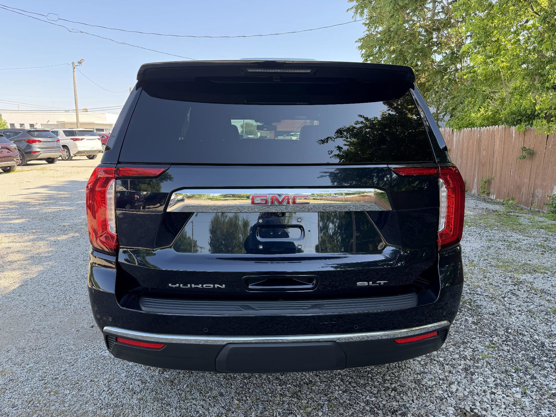Used 2022 GMC Yukon SLT w/ SLT Luxury Package AWD/4WD image 4