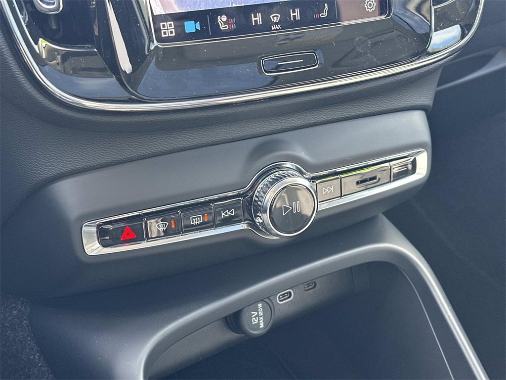 Used 2025 Volvo XC40 B5 Core image 31