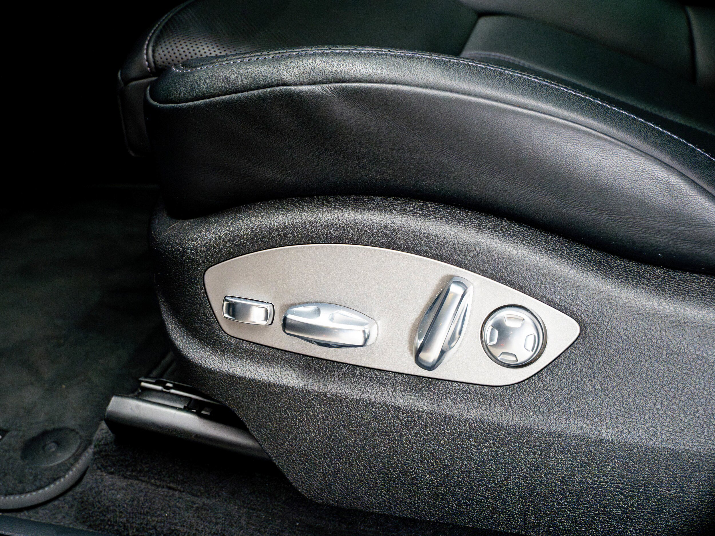 Certified 2025 Porsche Macan AWD/4WD image 27