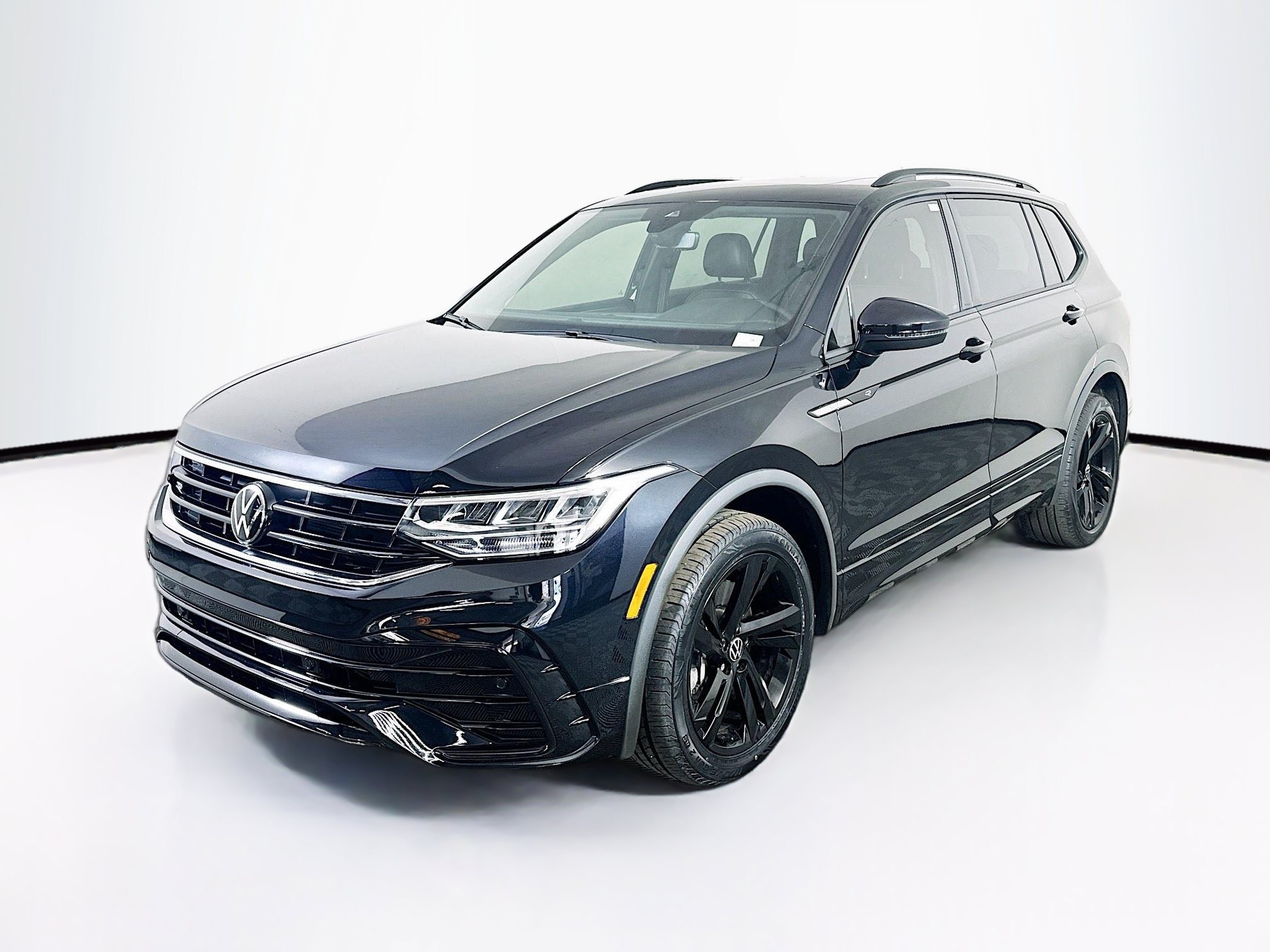 Used 2023 Volkswagen Tiguan SE R-Line FWD image 3