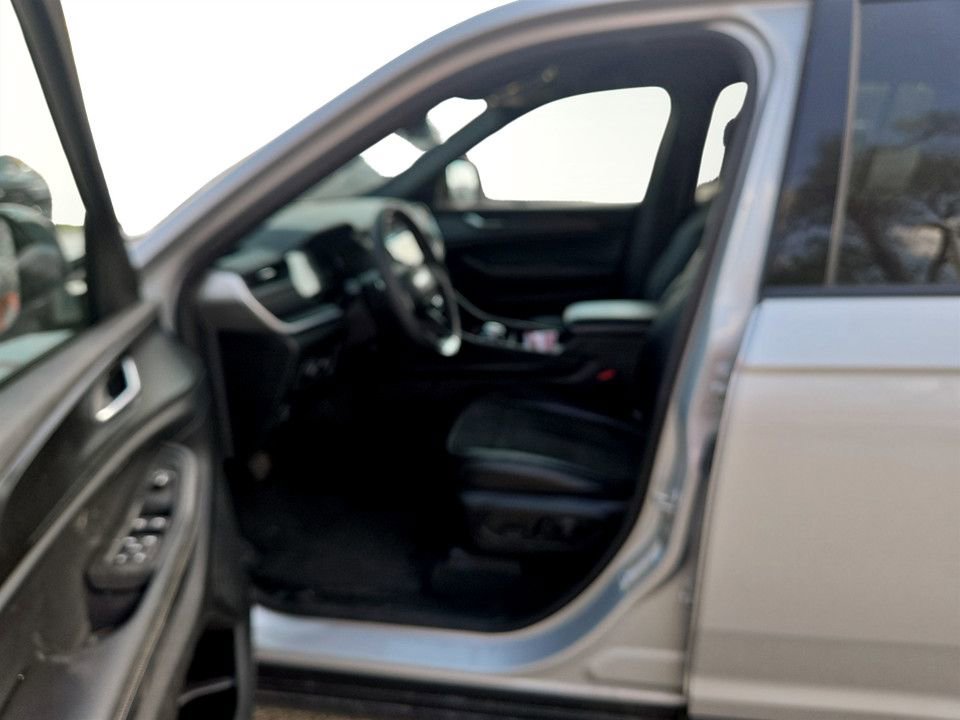 Used 2025 Jeep Grand Cherokee Altitude AWD/4WD image 29