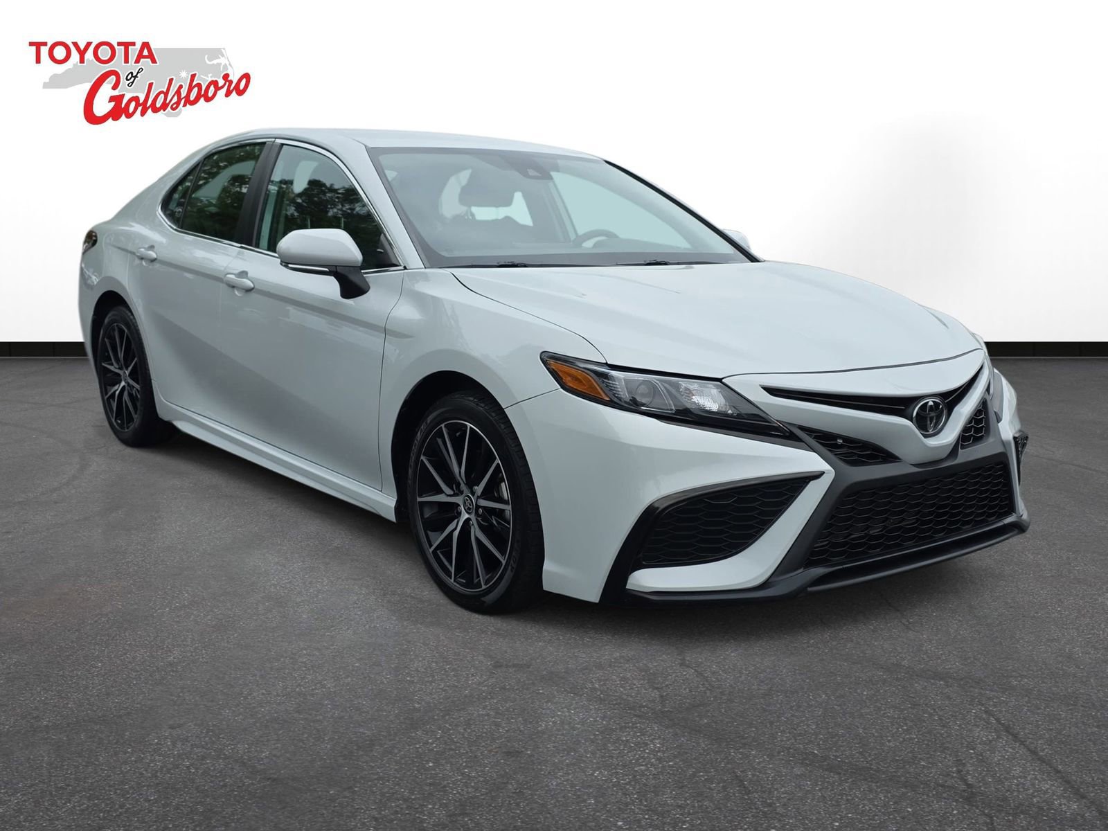 Used 2023 Toyota Camry SE FWD image 3