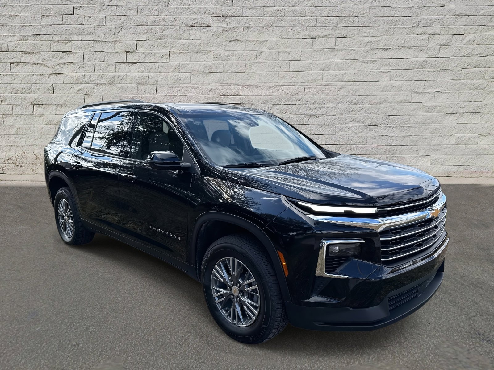 Used 2025 Chevrolet Traverse LT image 3