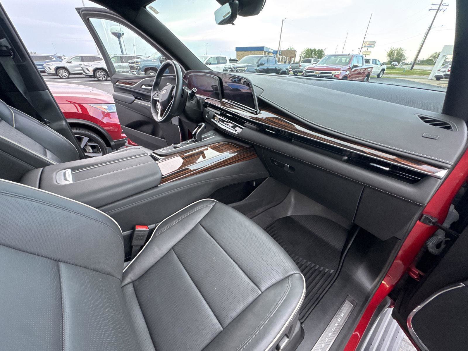 Used 2024 Cadillac Escalade Premium Luxury w/ Performance Package AWD/4WD image 17