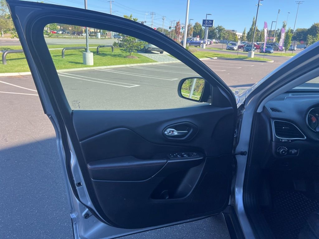 Used 2019 Jeep Cherokee Trailhawk image 30