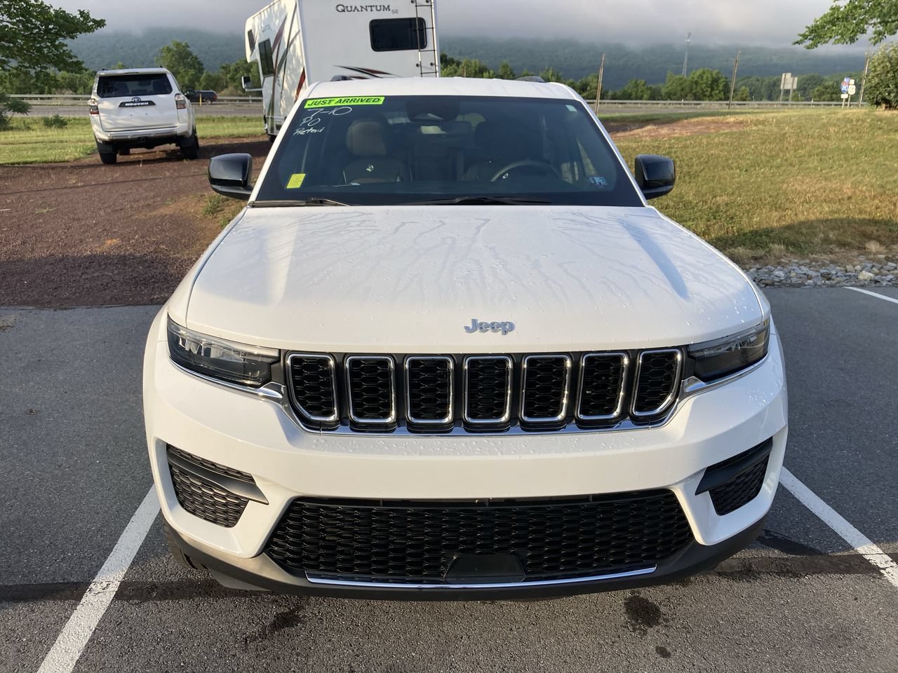 Used 2024 Jeep Grand Cherokee Laredo w/ Luxury Tech Group I AWD/4WD image 2