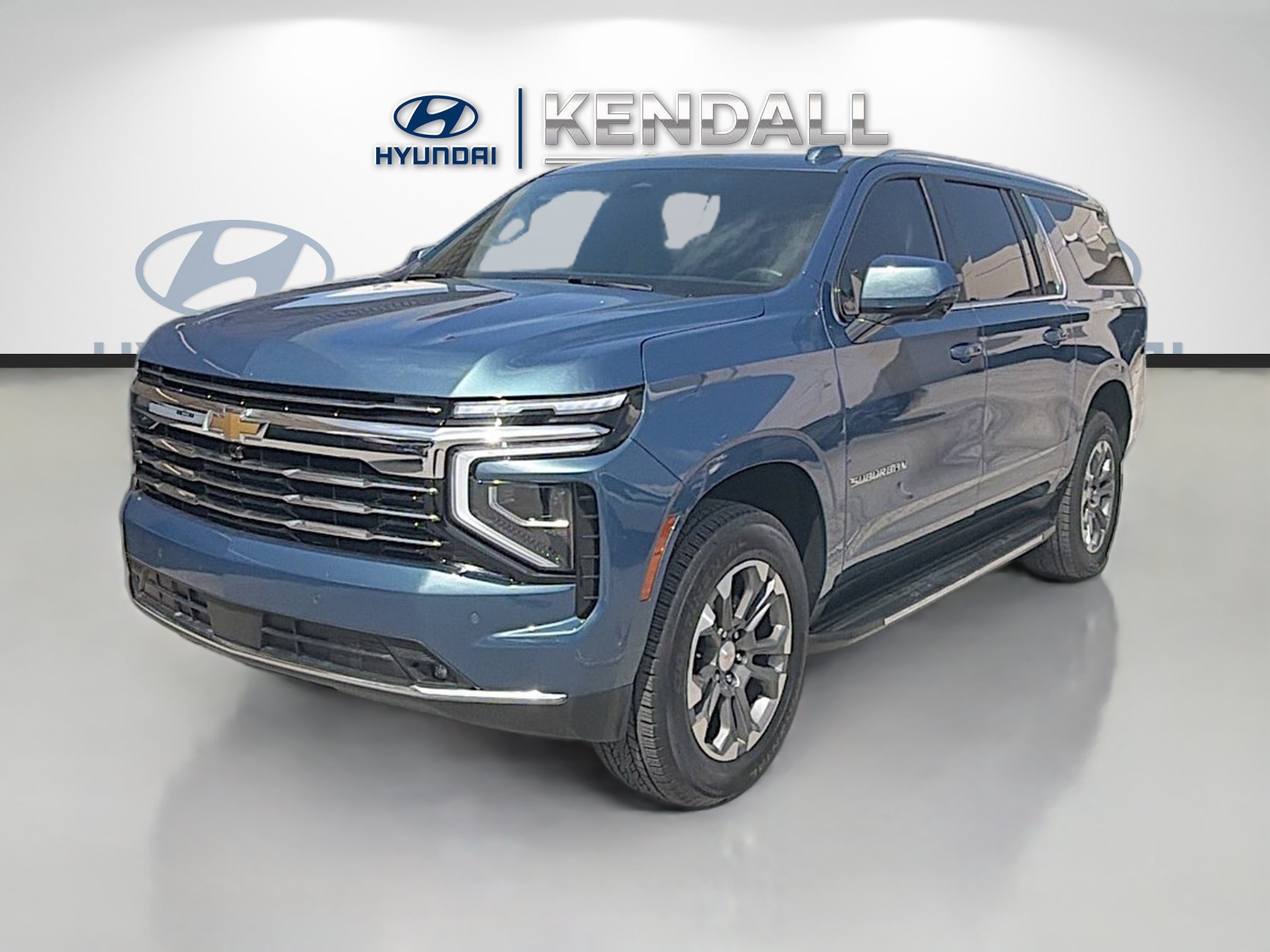 Used 2025 Chevrolet Suburban LT w/ Comfort Package RWD image 3