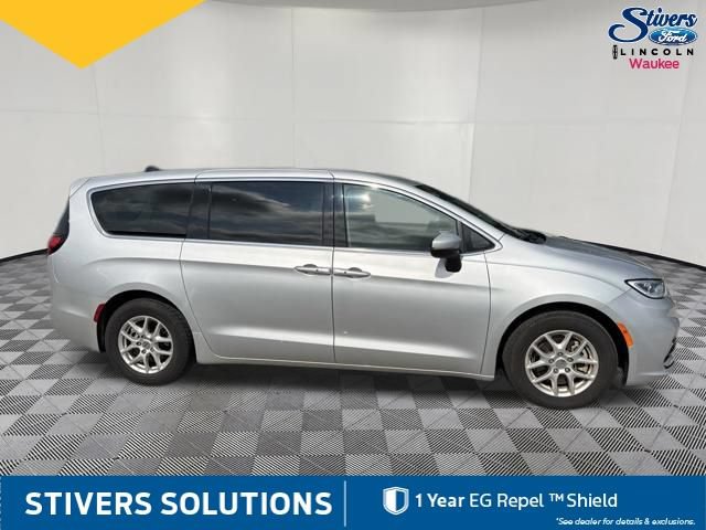 Used 2023 Chrysler Pacifica Touring-L FWD image 5