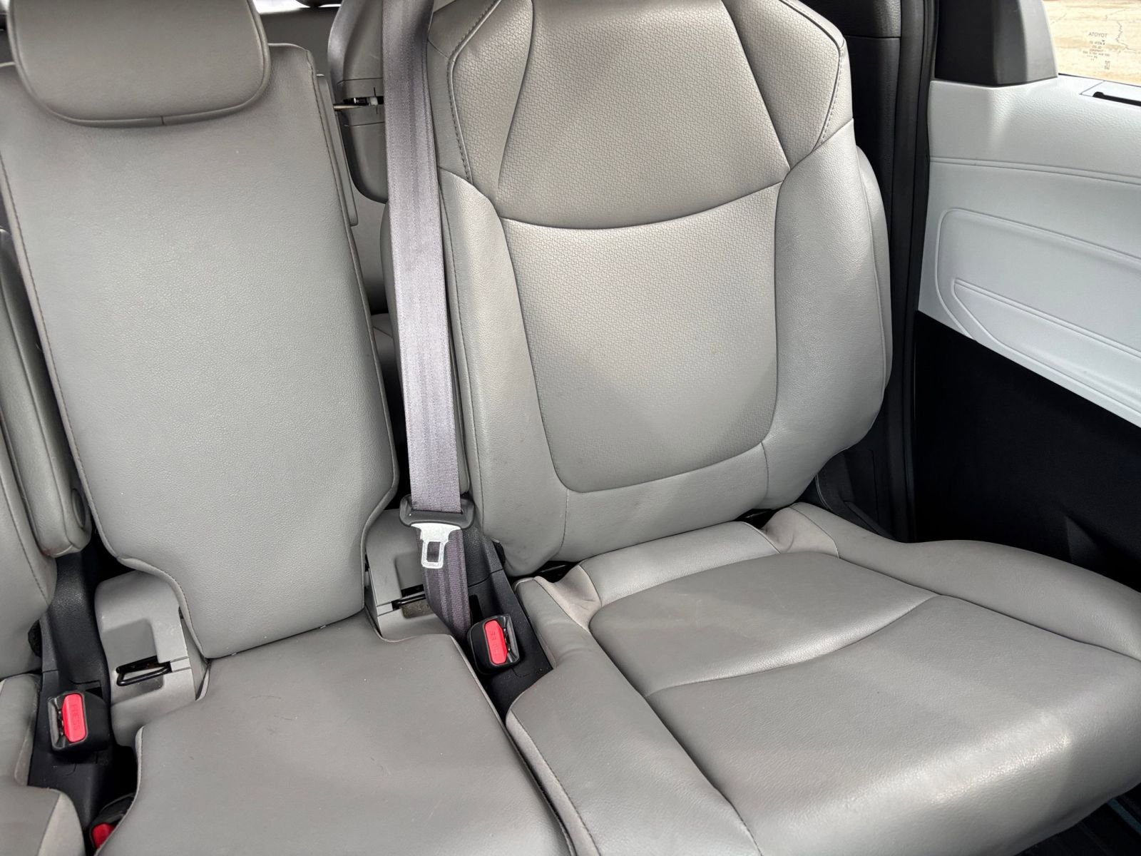 Used 2025 Toyota Sienna XLE FWD image 40