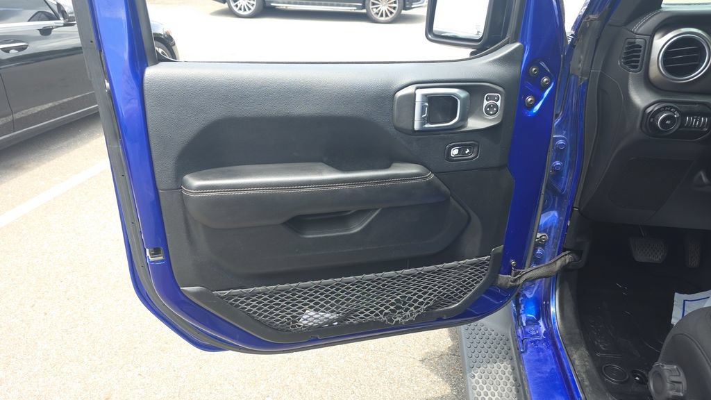 Used 2018 Jeep Wrangler Unlimited Sahara AWD/4WD image 11