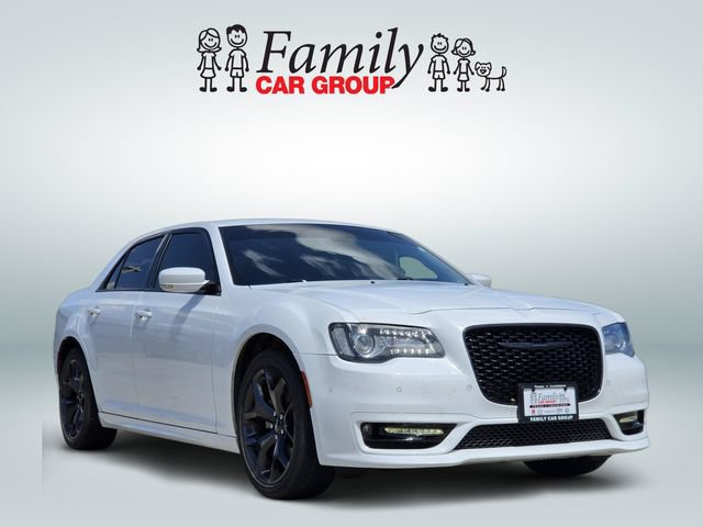 Used 2023 Chrysler 300 Touring L w/ Comfort Group RWD image 2