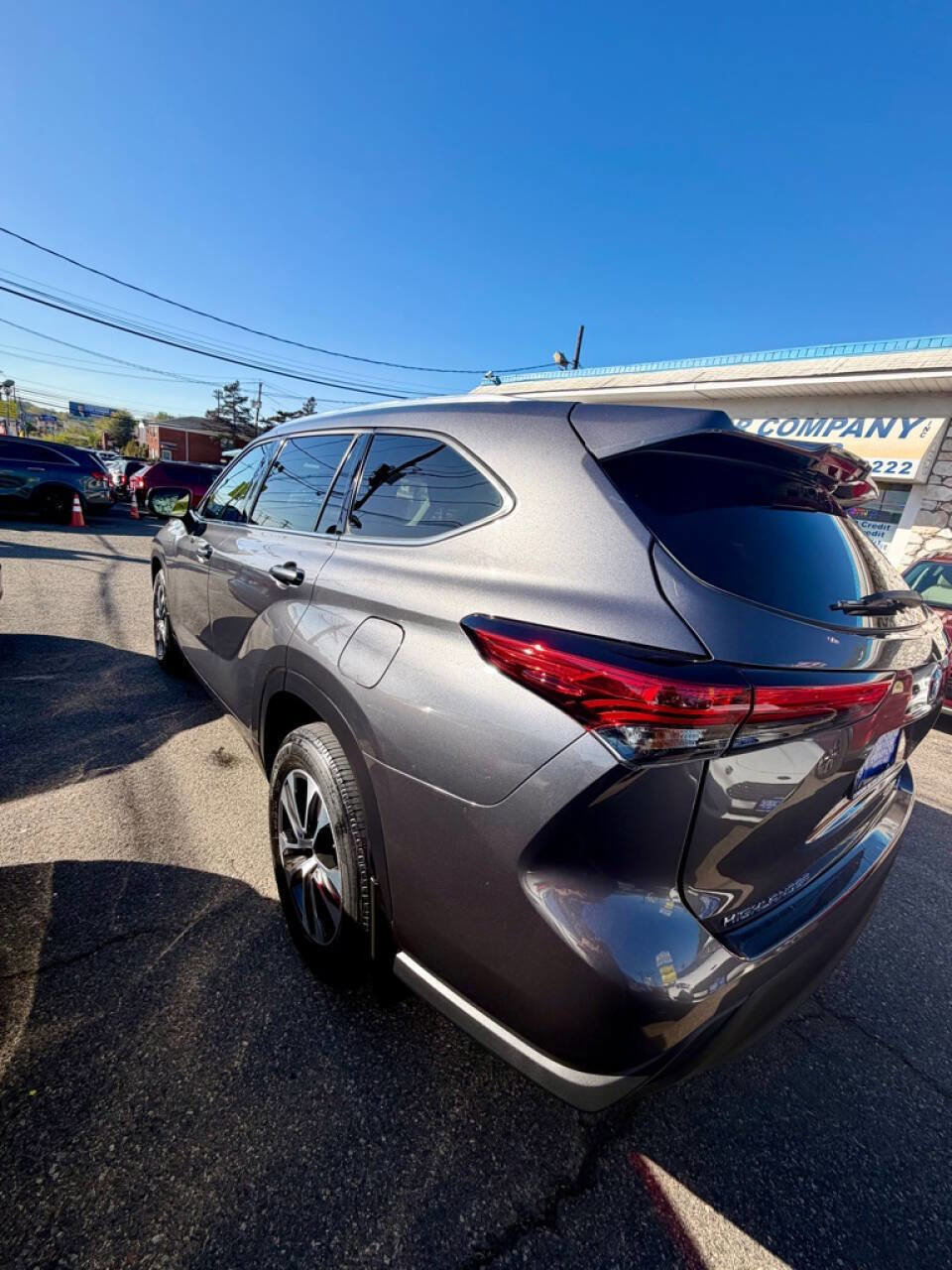 Used 2021 Toyota Highlander XLE AWD/4WD image 5