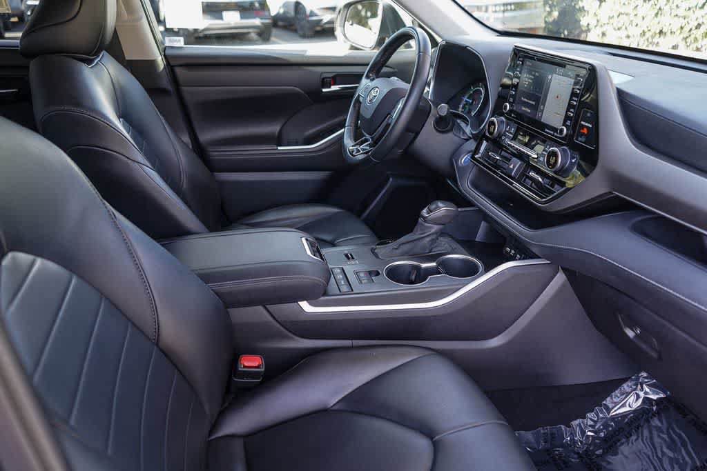 Used 2021 Toyota Highlander XLE AWD/4WD image 17
